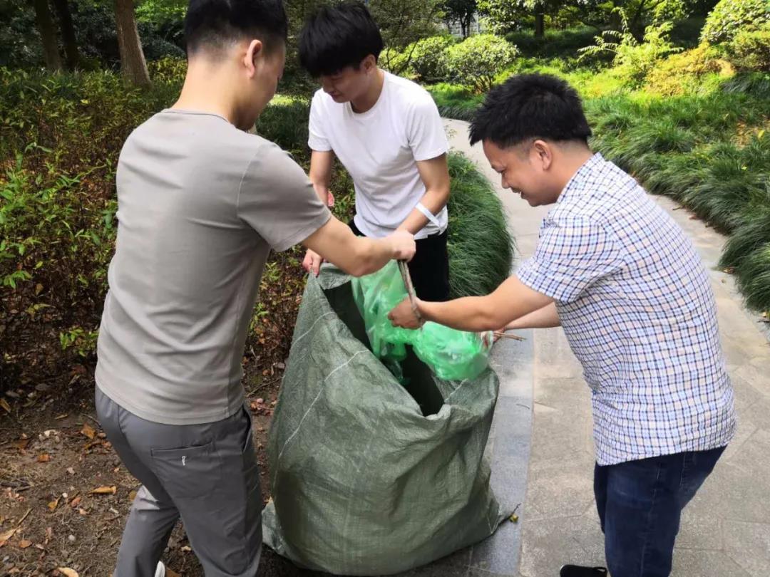 杭州人才开发专修学校工会委员会组织开展捡垃圾公益环保活动